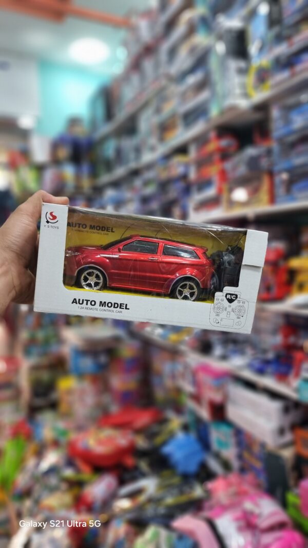 سيارة تعمل بجهاز التحكم عن بعد