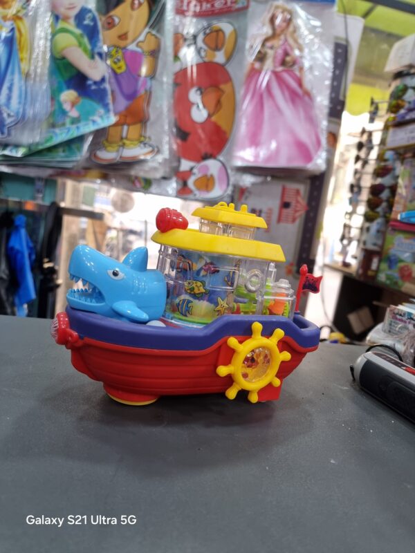 زورق يمشي ويغني ويتيري الماء