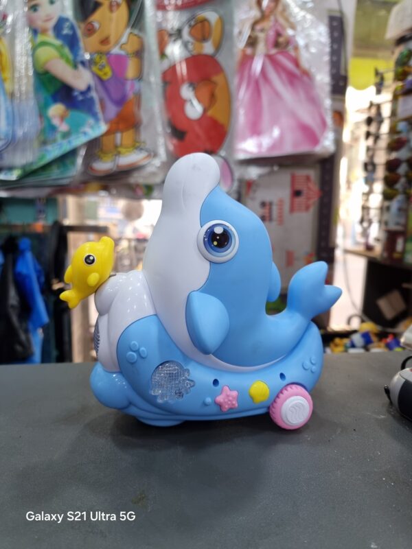 دلفين يمشي ويغني مع 2 كرات