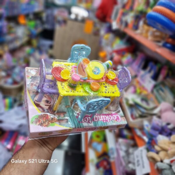 طاولة مع كراسي