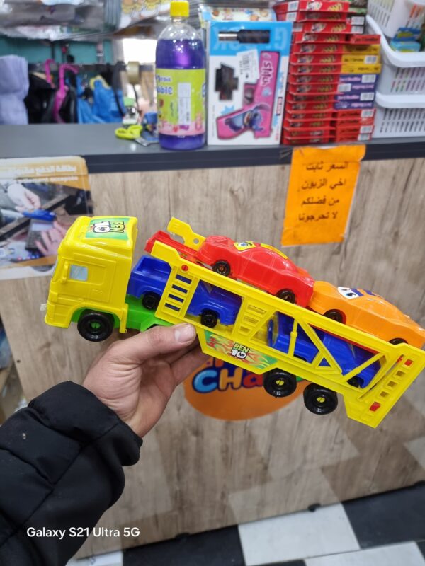 شاحنة مع 4 سيارات