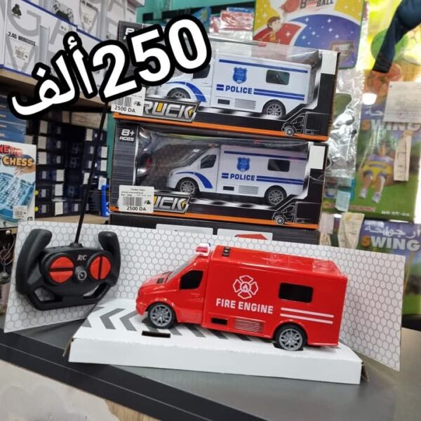 سيارة شرطة تعمل بجهاز التحكم عن بعد