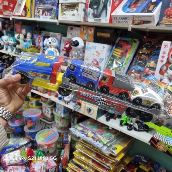 شاحنة مع سيارات