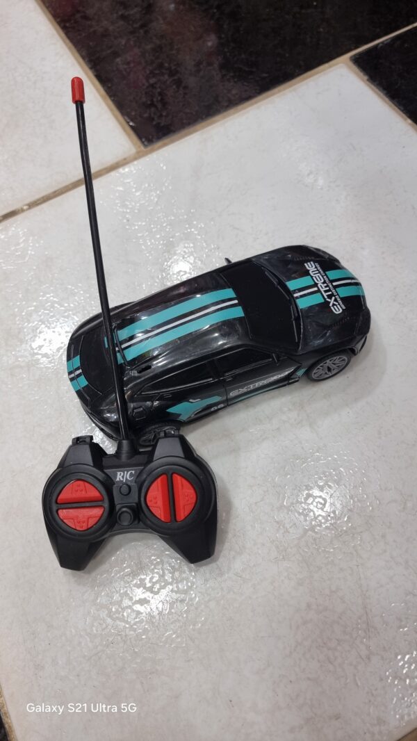 سيارة تعمل بجهاز التحكم عن بعد